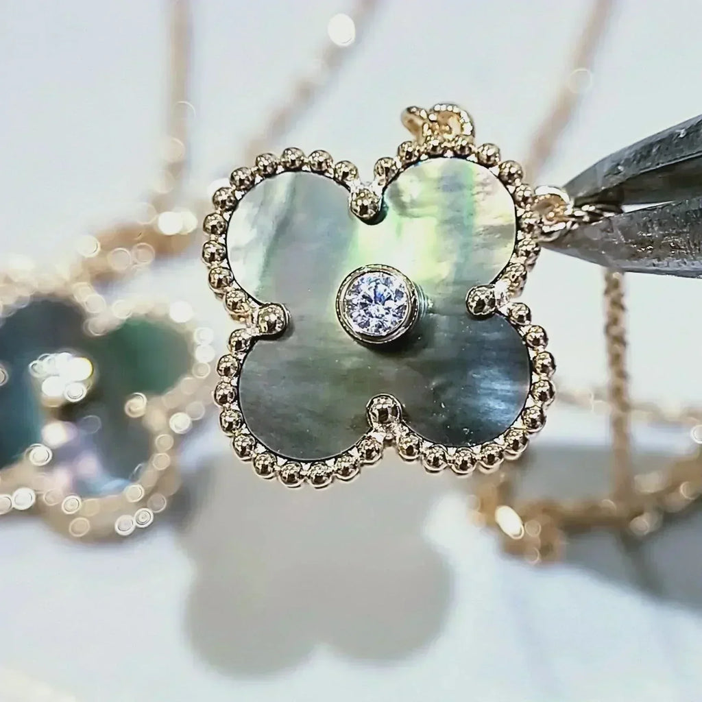 „Dream“-KLEE 15 MM HALSKETTE AUS DIAMANTEN UND GRAUEM PERLMUTT
