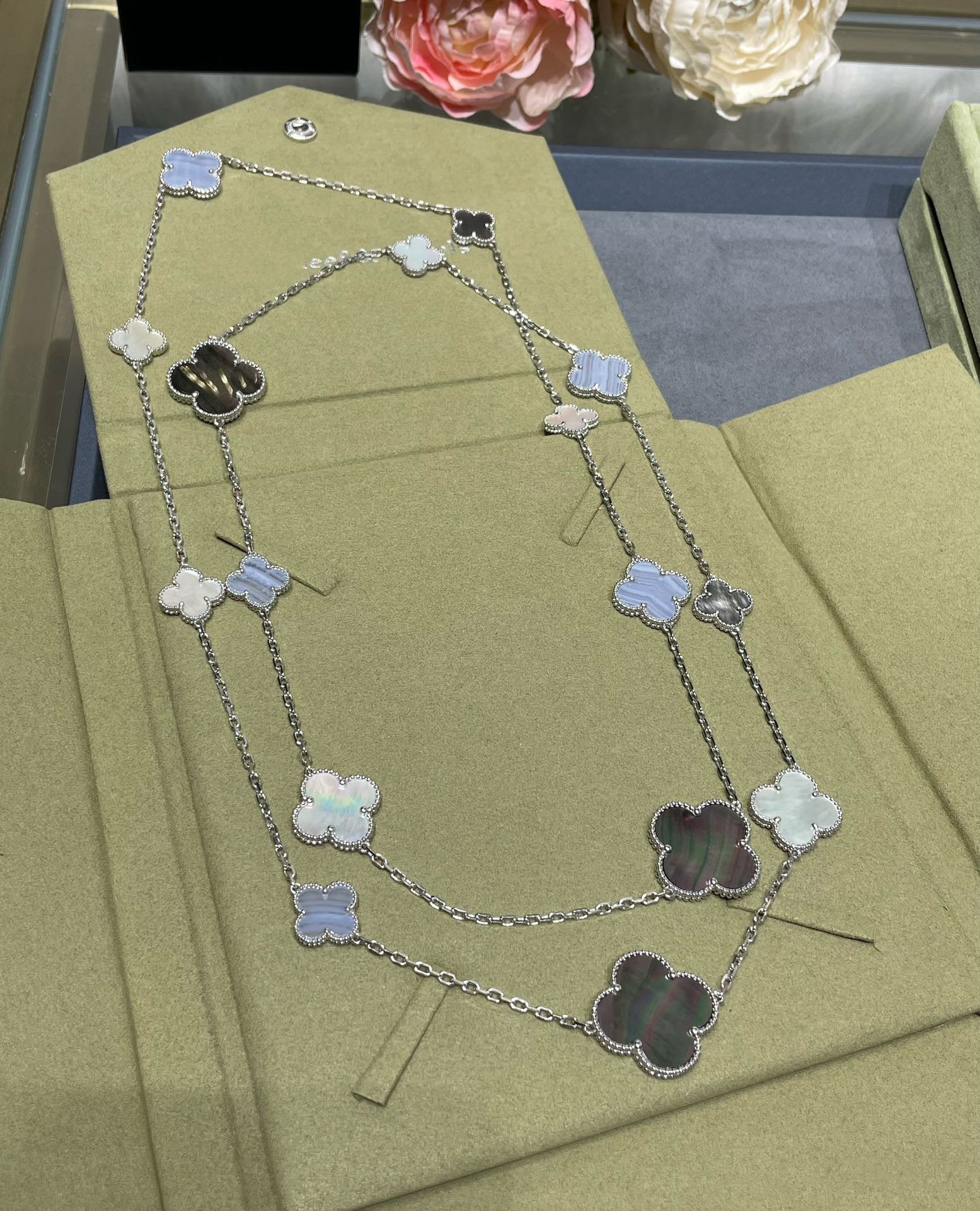 ¡®Dream¡¯CLOVER 16 MOTIF CHALCEDONY MOP SILVER NECKLACE