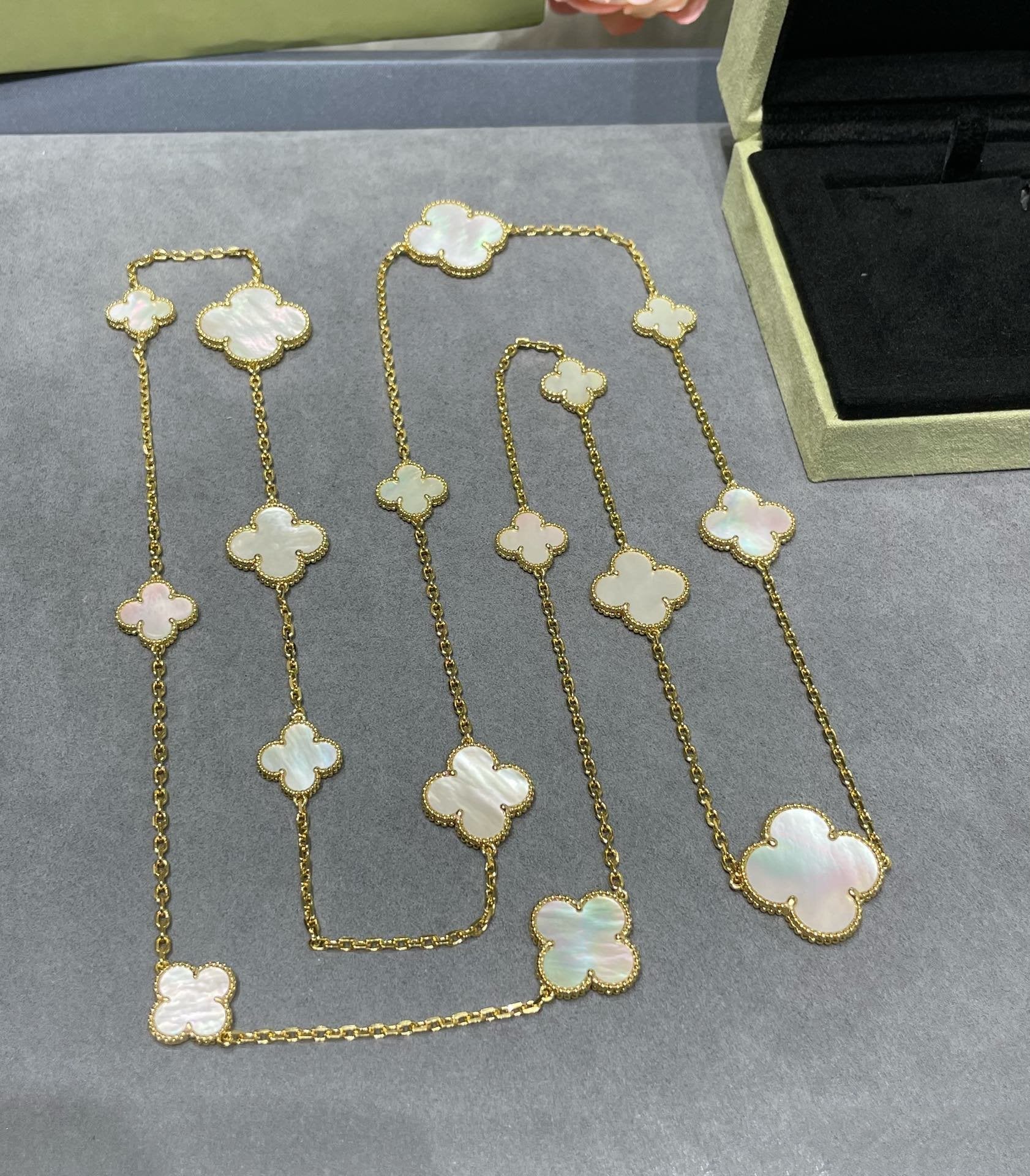 ¡®Dream¡¯CLOVER 16 MOTIF WHITE MOP GOLD NECKLACE