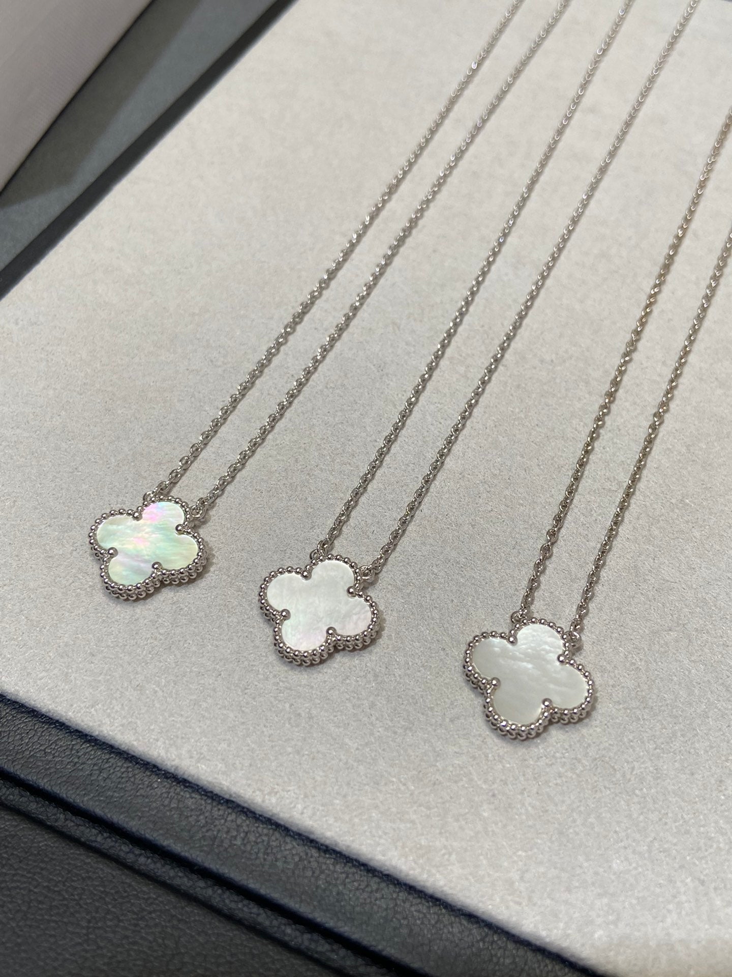 ¡®Dream¡¯CLOVER MEDIUM SILVER WHITE MOP NECKLACE