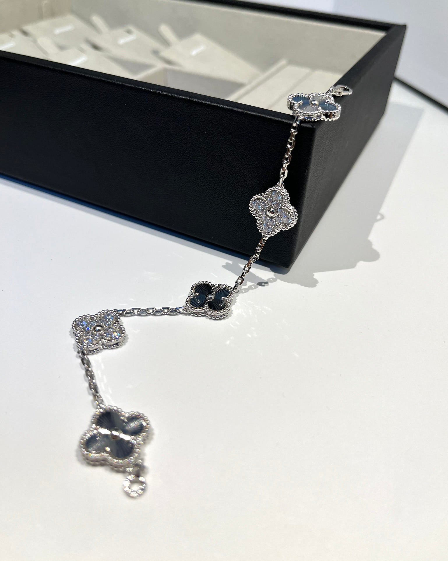 [Dream]New  CLOVER 5 MOTIF LASER BRACELET COLLECTION